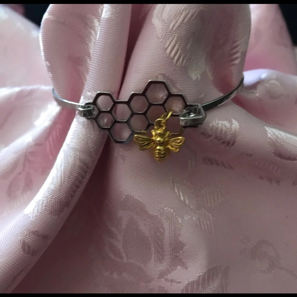 3=$21 Honeycomb & Bee 🐝 Dangle Charm Bracelet